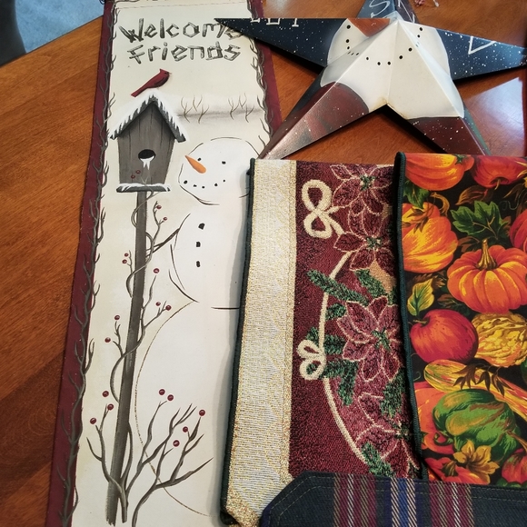 Collection of holiday linens and wall hangings - Picture 4 of 7